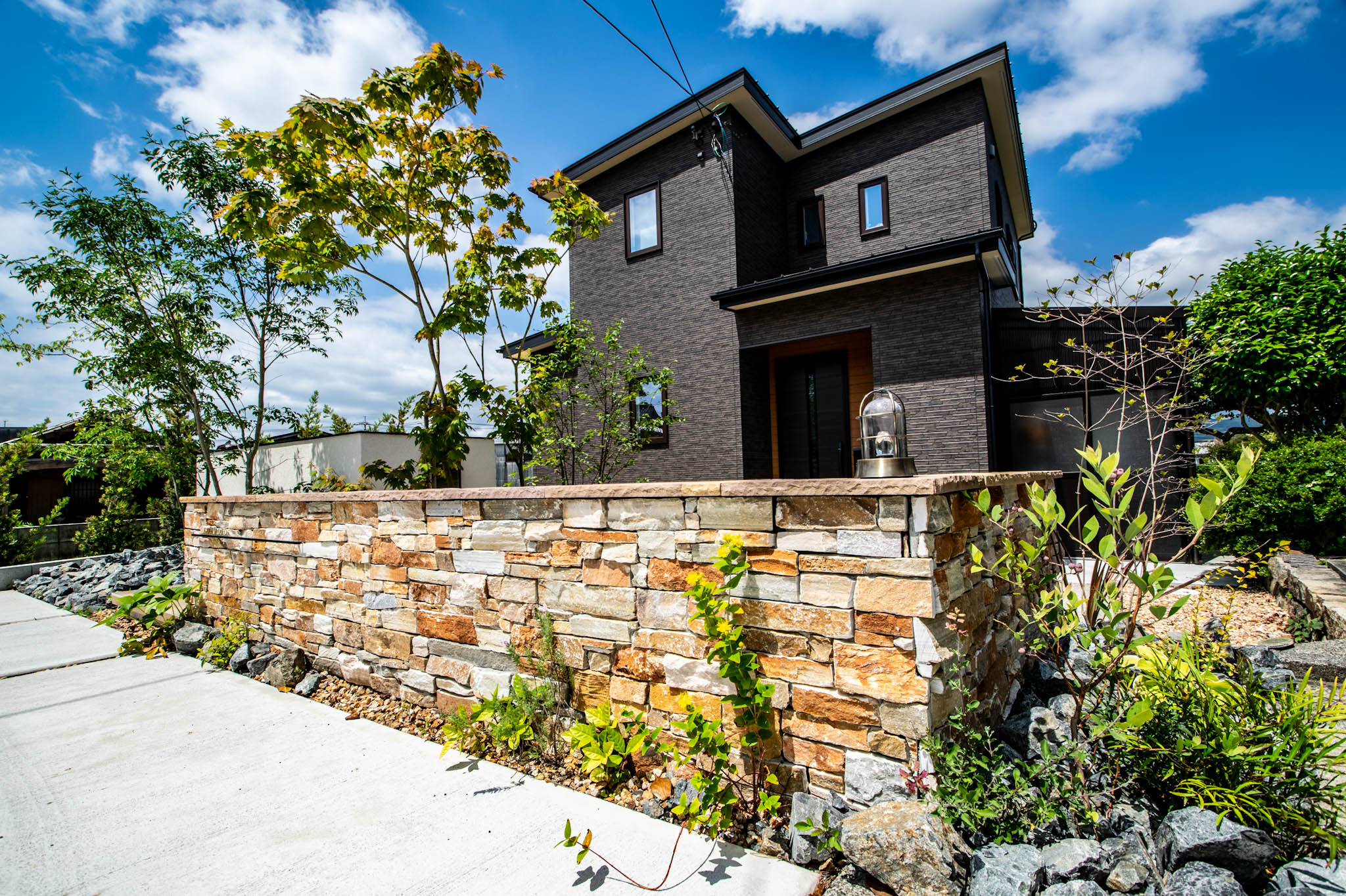 植栽、石張り壁